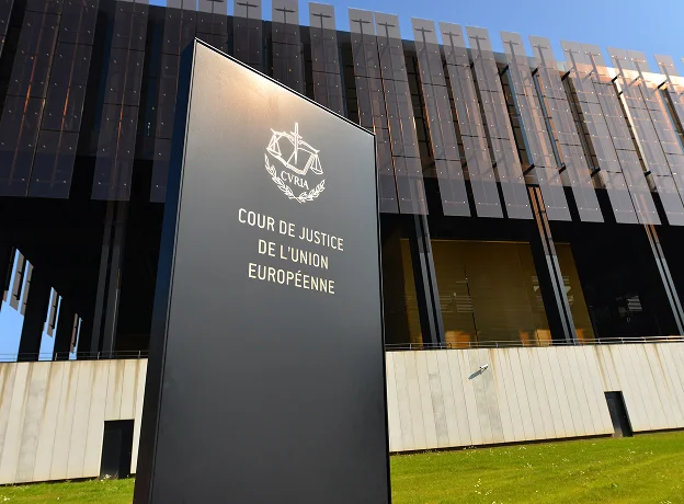 Panneau Cour de Justice de l'Union Européenne devant un bâtiment moderne aux baies vitrées à Paris 17eme arrondissement en Ile-de-France 75