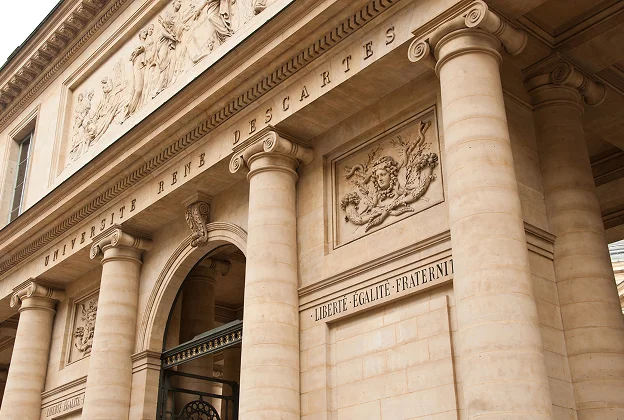Façade en pierre de l'Université René Descartes avec colonnes, sculptures et inscriptions.